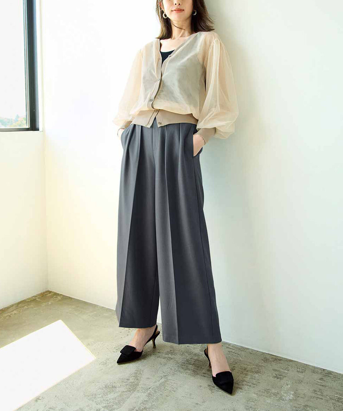 IEDIT | 美脚をキープ インタックデザインの最愛セミワイドパンツ〈ダークグレー〉