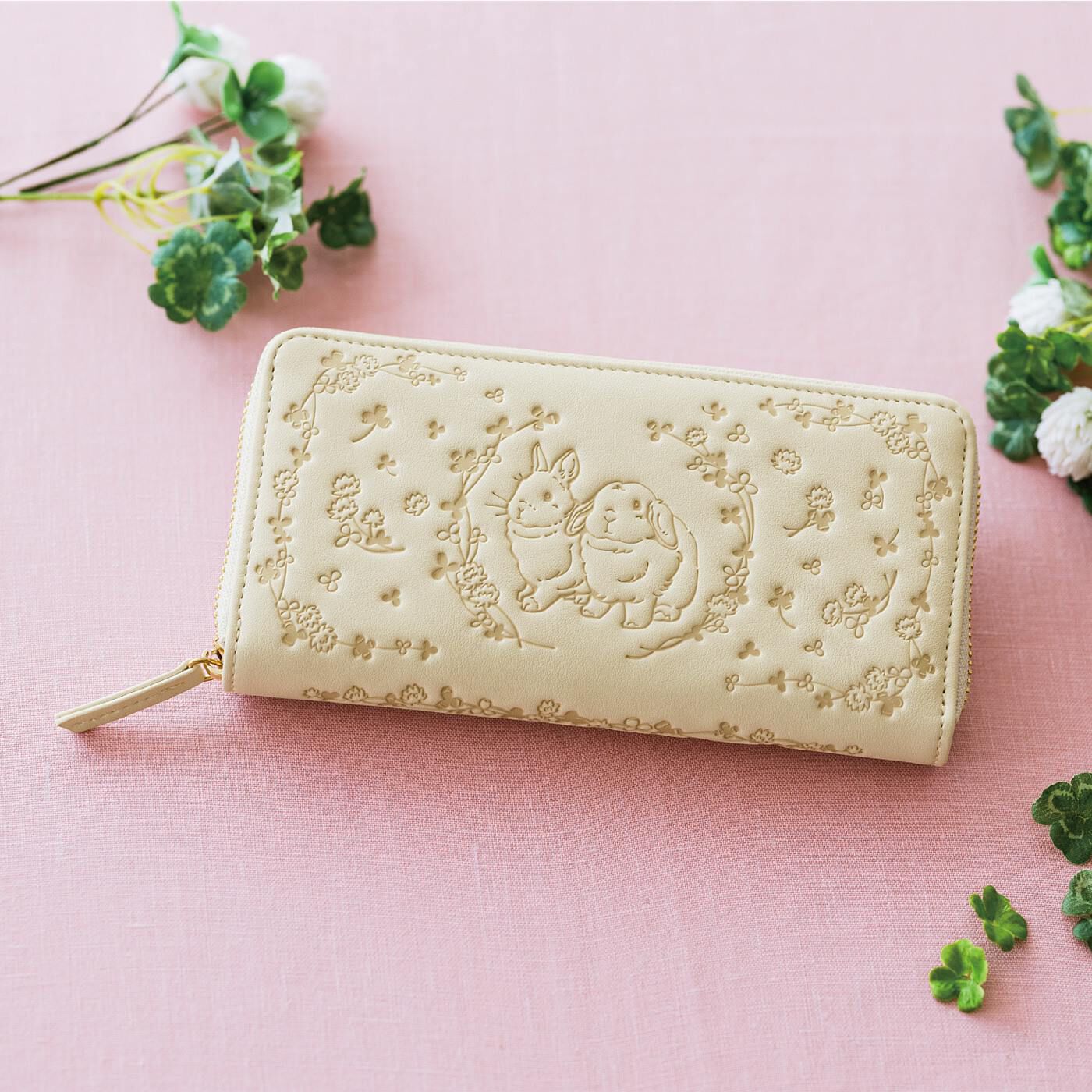 YOU+MORE! | クローバーのお花畑うさぎの型押し長財布