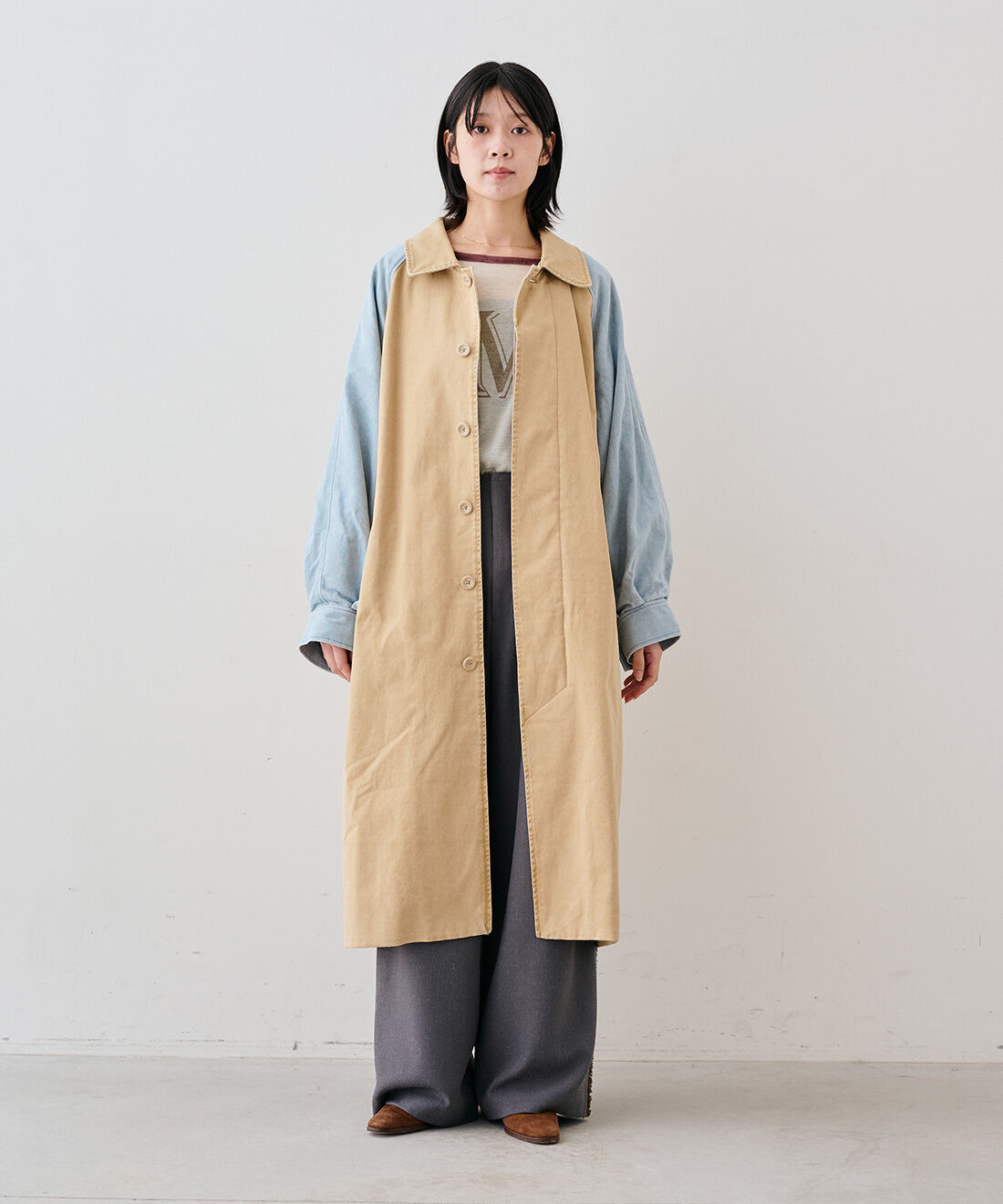 MEDE19F|デニムスリーブ バルマカーンコート〈ベージュ〉とプリントリンガーTシャツのコーディネート