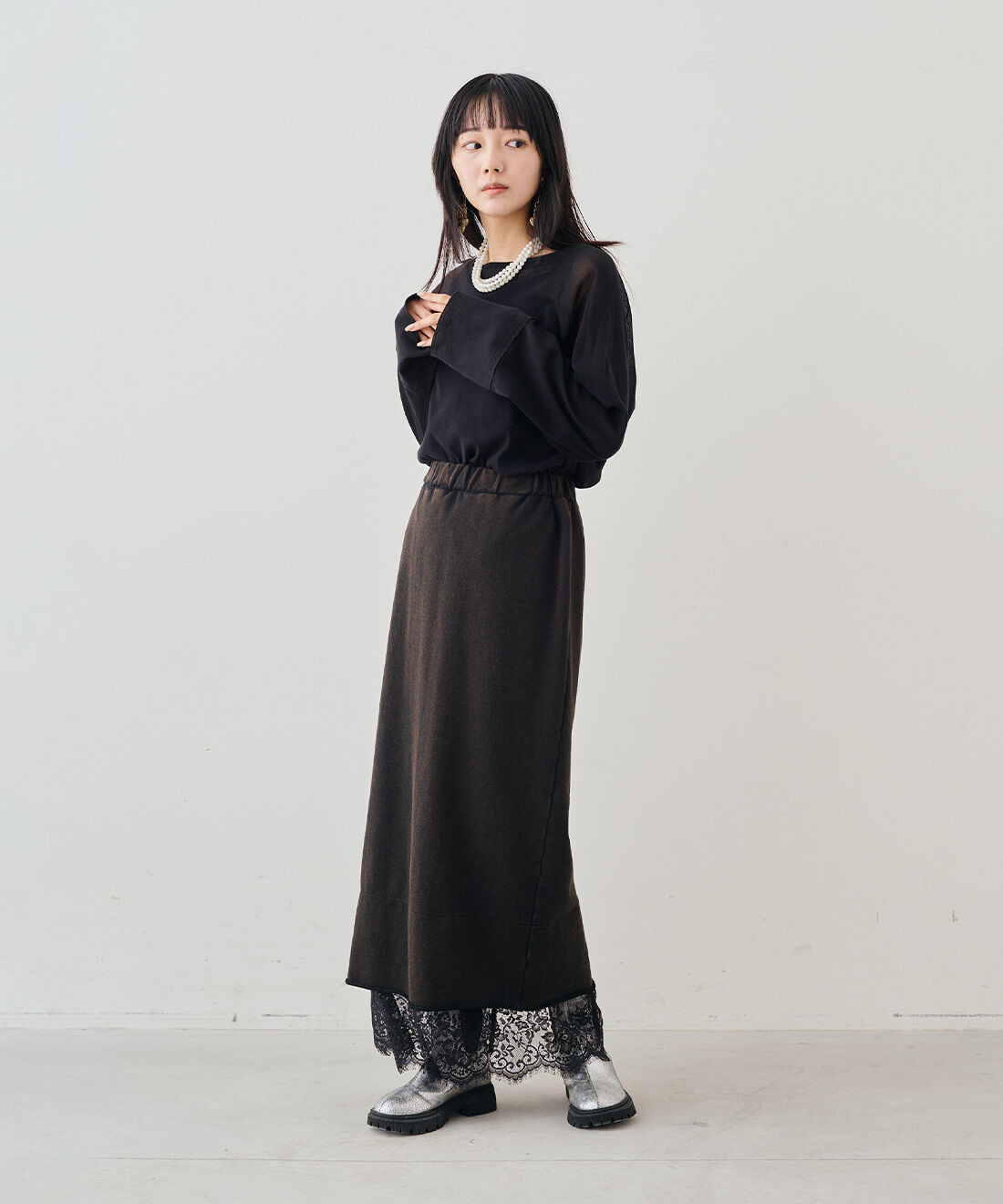 MEDE19F|コットンシアー ラグラントップスとシルバーのクラックレザー調トラックブーツのコーディネート