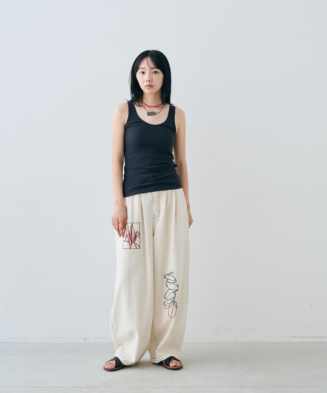 MEDE19F|アート刺繍をほどこした ワイドパンツ〈生成り〉とEDER SHOES 1542 NERO / 13のコーディネート