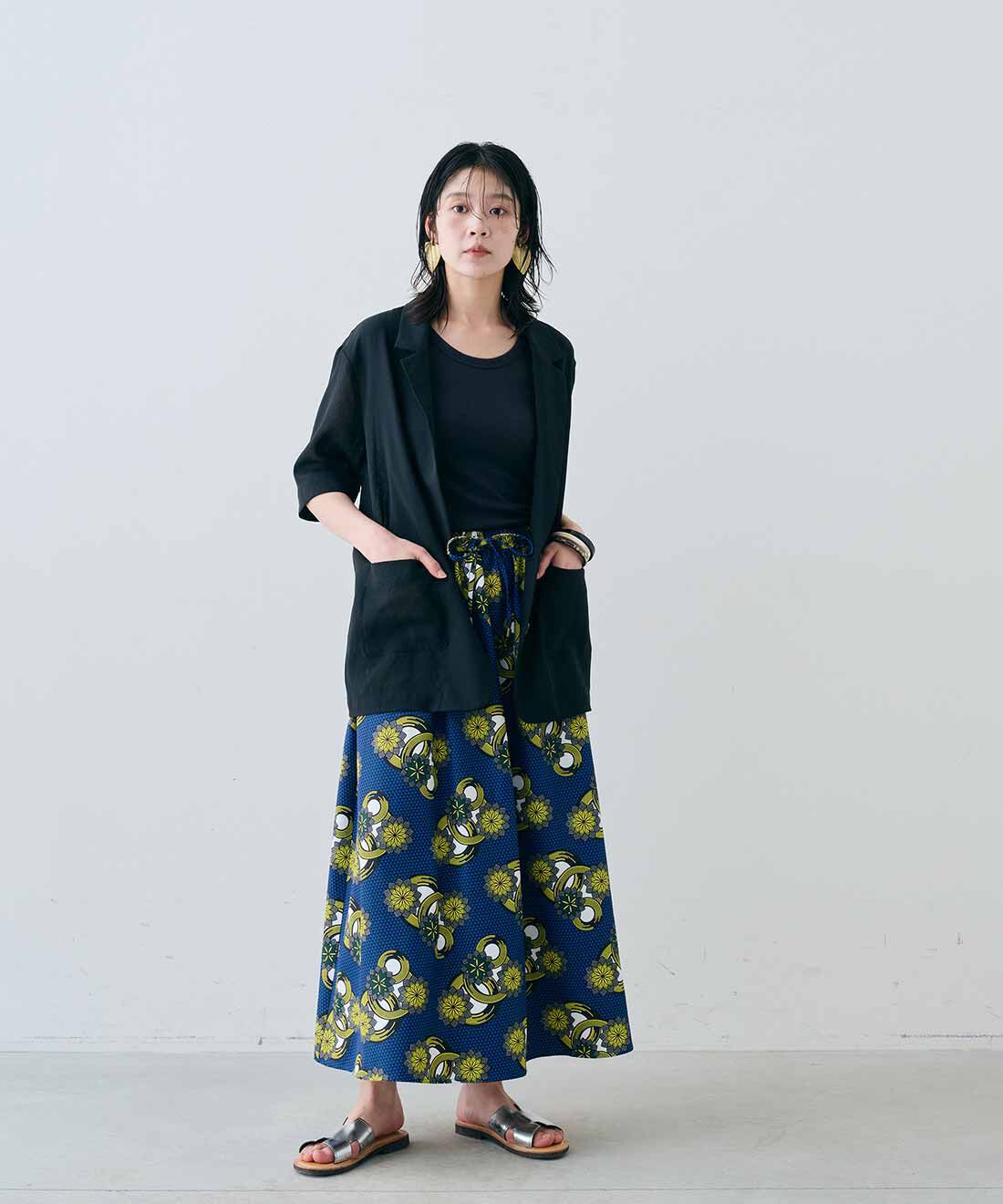 MEDE19F|シアー素材のライトジャケット〈ブラック〉とアフリカンプリント柄スカート〈ブルー〉とヴィンテージトライアングルイヤリングとEDER SHOES 1398 ARGENTO /NATURALEのコーディネート