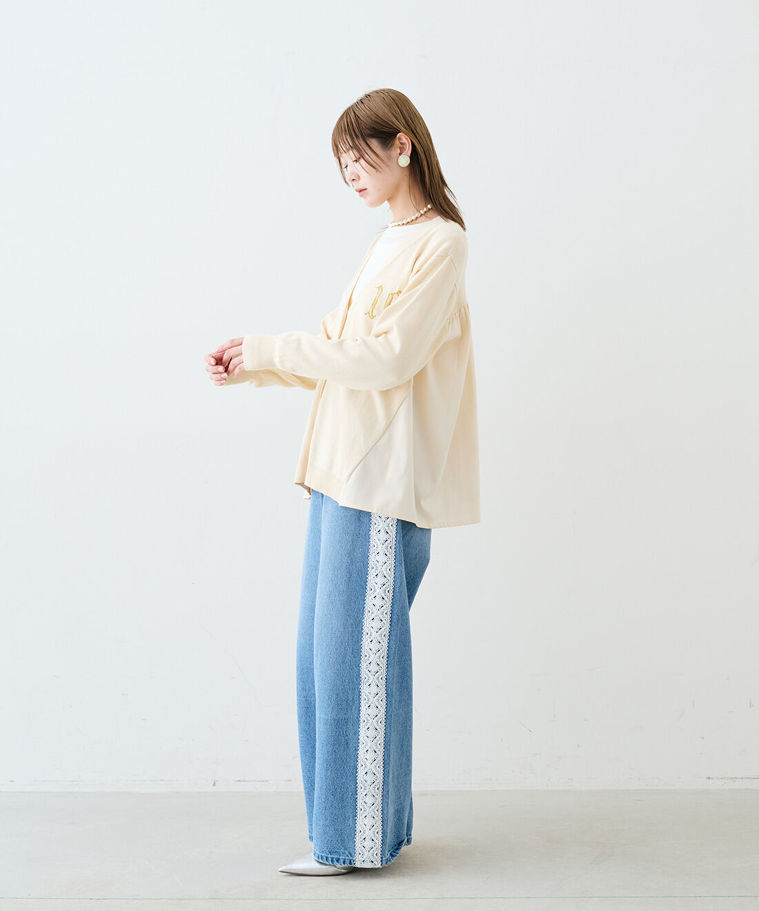 MEDE19F|異素材遣い刺繍カーディガン〈アイボリー〉とレースサイドラインの加工デニム〈インディゴブルー〉とバロック ガラスパールネックレスとティシュータッチ レイヤードトップスセットのコーディネート|モデル身長：163cm　着用サイズ：M