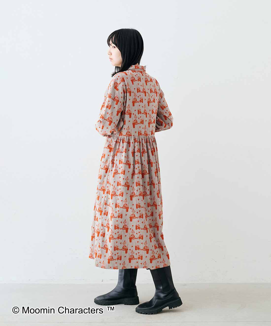 MEDE19F|MOOMIN for MEDE19F　リトルミイとミムラねえさんの総柄コーデュロイワンピース〈グレージュ〉|モデル身長：163cm　着用サイズ：M