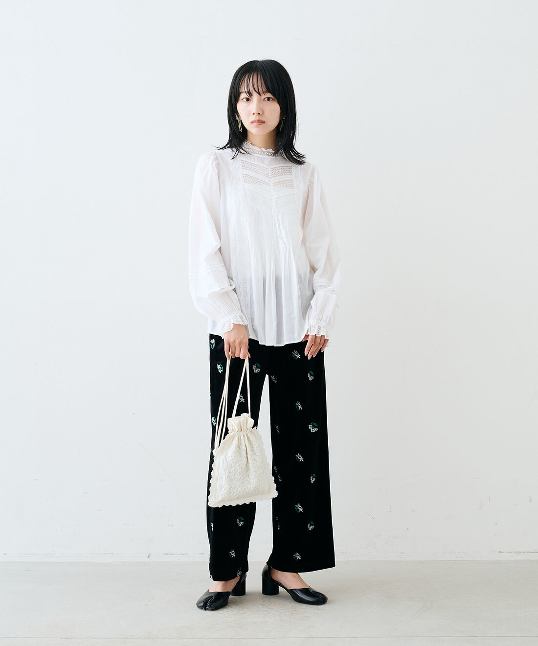MEDE19F|レース遣いのインドコットンブラウス〈ホワイト〉と刺繍遣いベロアパンツ〈ブラック〉とビーズフリンジ イヤアクセ〈ブラック〉のコーディネート|モデル身長：163cm　着用サイズ：M