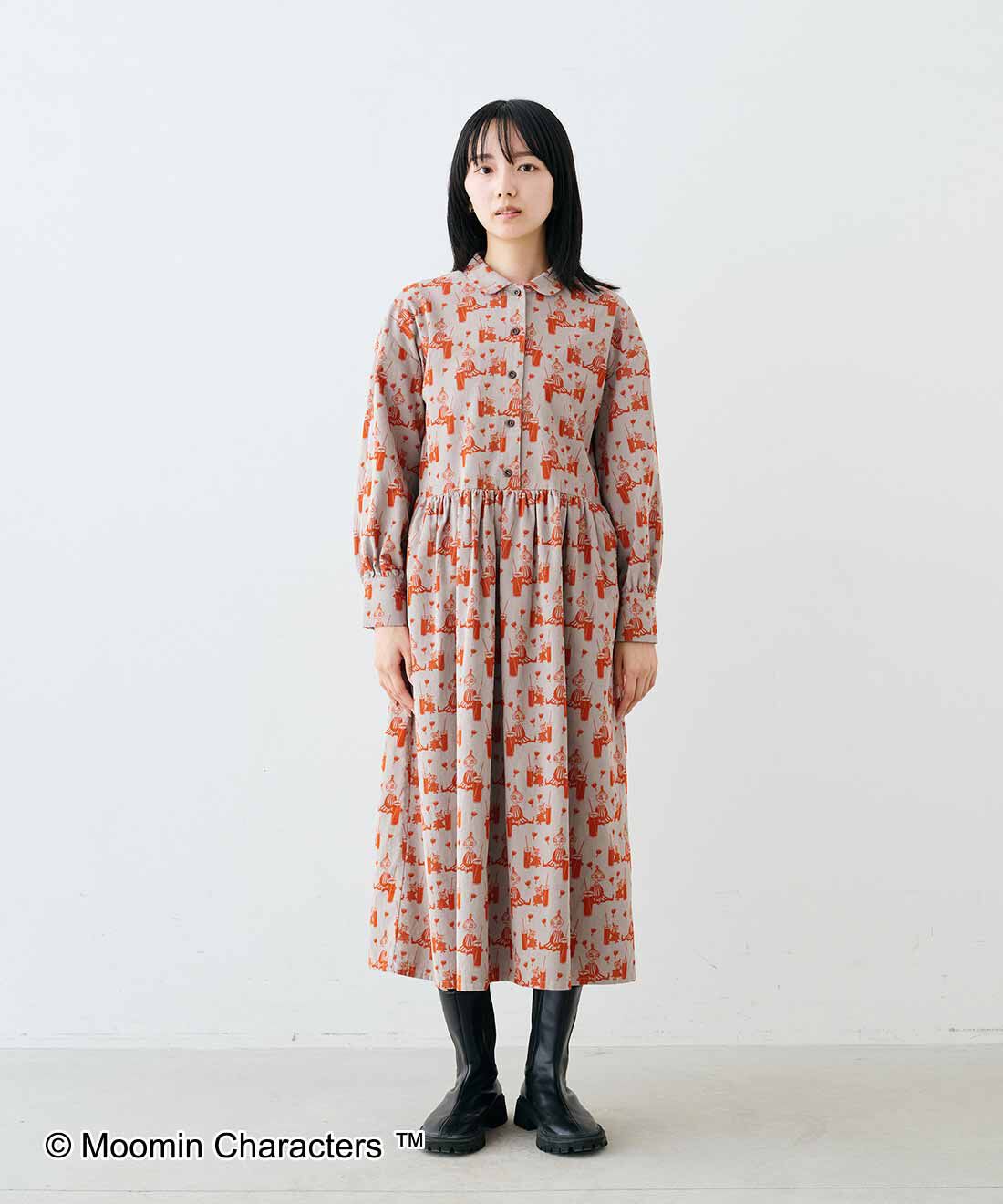MEDE19F|MOOMIN リトルミイとミムラねえさんの総柄コーデュロイワンピース〈グレージュ〉のコーディネート|モデル身長：163cm　着用サイズ：M