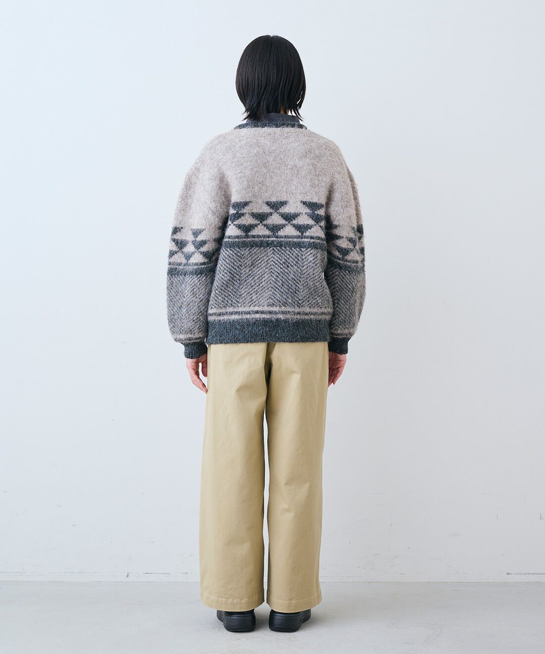 THREE FIFTY STANDARD|ふんわりジャカードニットセーター〈ブラウンベージュ〉とすっきりノータックのチノパンツ〈ベージュ〉のコーディネート