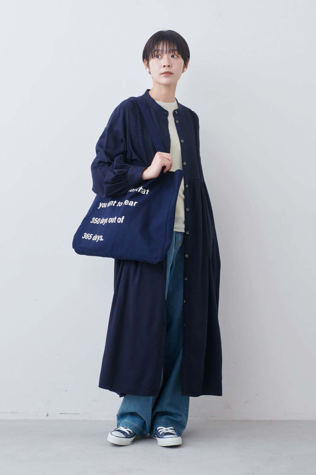 THREE FIFTY STANDARD|ピンタックのワンピース 〈ネイビー〉とライトデニムのタックワイドパンツとガラスパールのイヤアクセサリーとメッセージロゴトートバッグ〈ネイビー〉のコーディネート