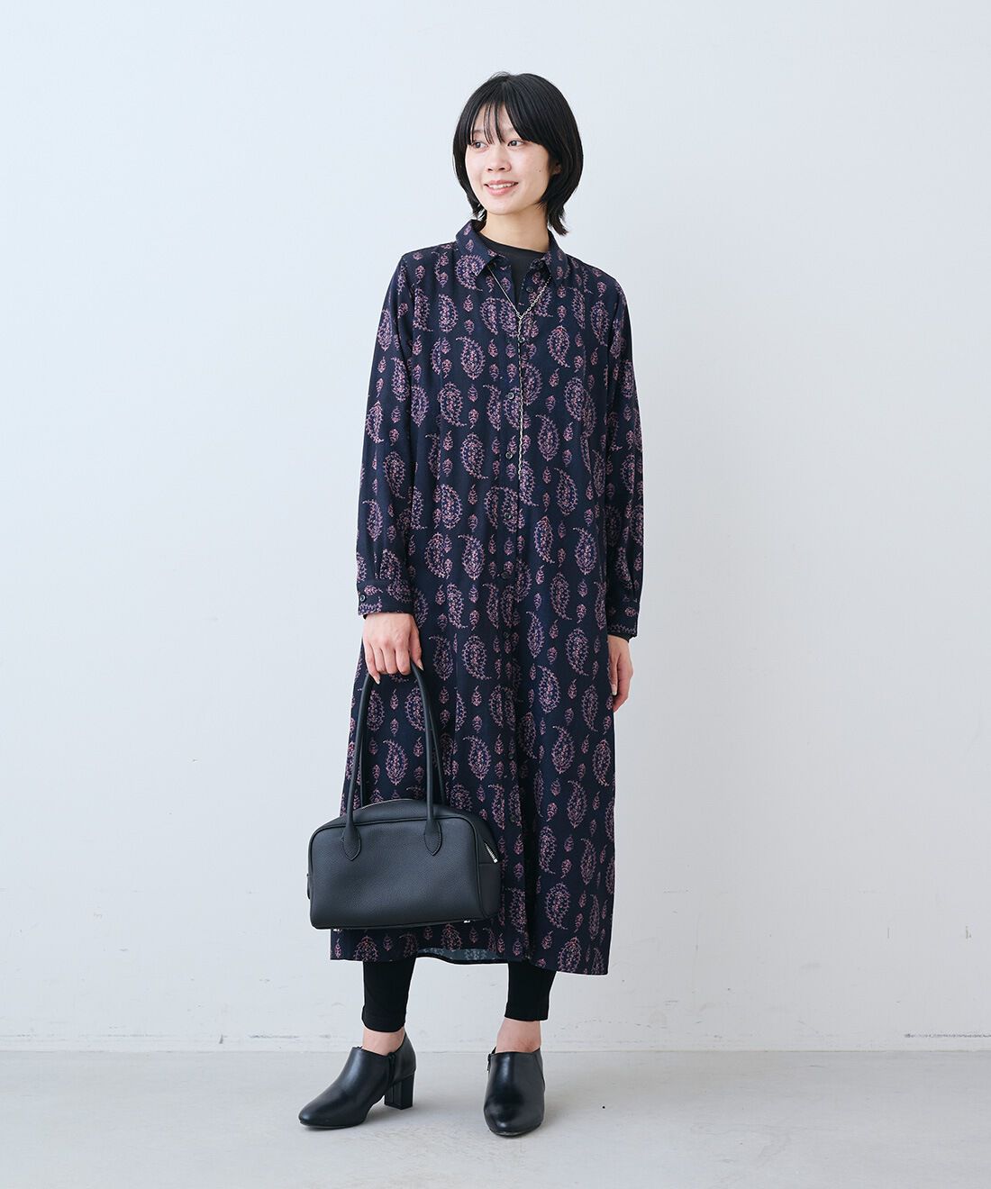 THREE FIFTY STANDARD|ペイズリー柄のプリント ワンピース〈ダークネイビー〉とさらっとした肌触りのウール混Tシャツとレザーのワイド ボストンバッグ〈ブラック〉のコーディネート