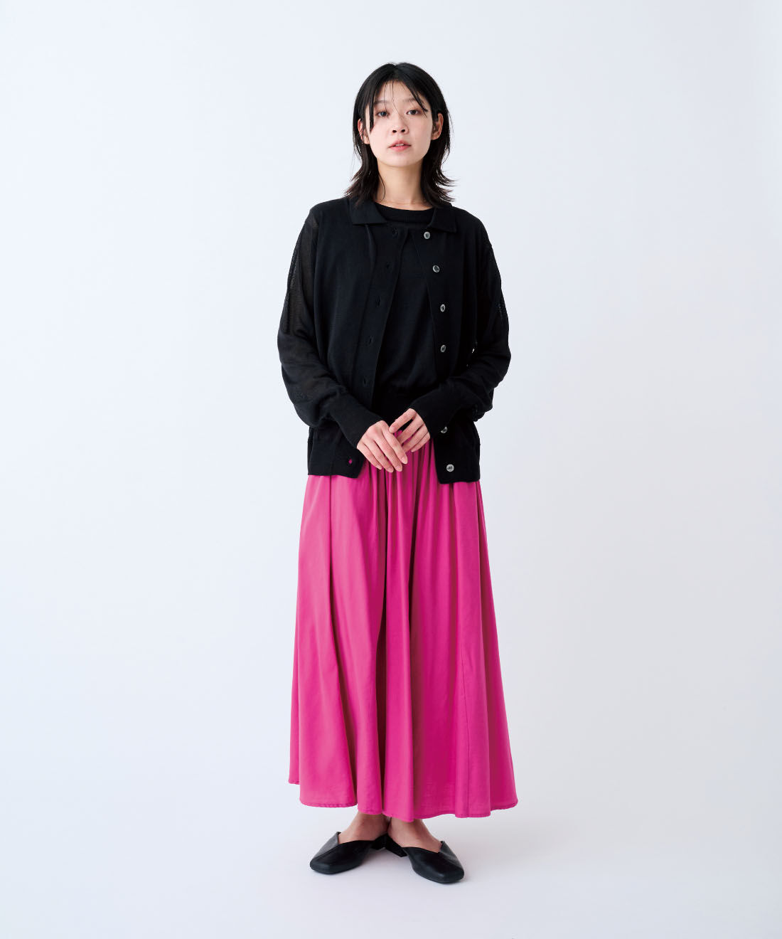 THREE FIFTY STANDARD|THREE FIFTY STANDARD　金子敦子さんと作った日本製のシアーなポロカーディガン〈ブラック〉|モデル身長：163cm　着用サイズ：M
