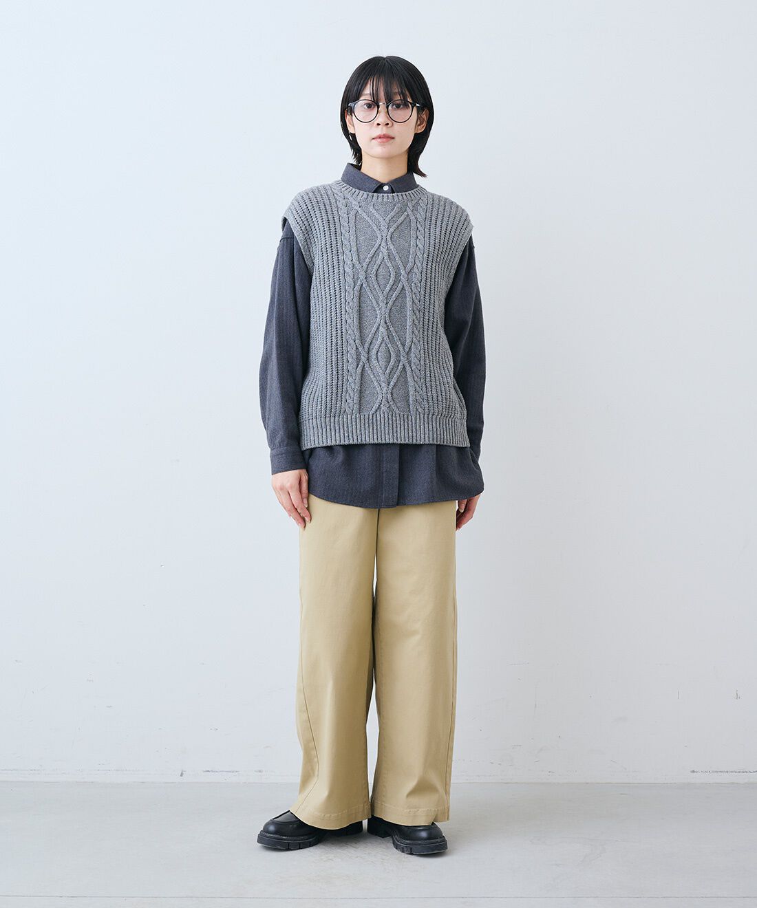 THREE FIFTY STANDARD|金子敦子さんと作った日本製リサイクル ニット ベスト〈杢グレー〉　とすっきりノータックのチノパンツ〈ベージュ〉のコーディネート