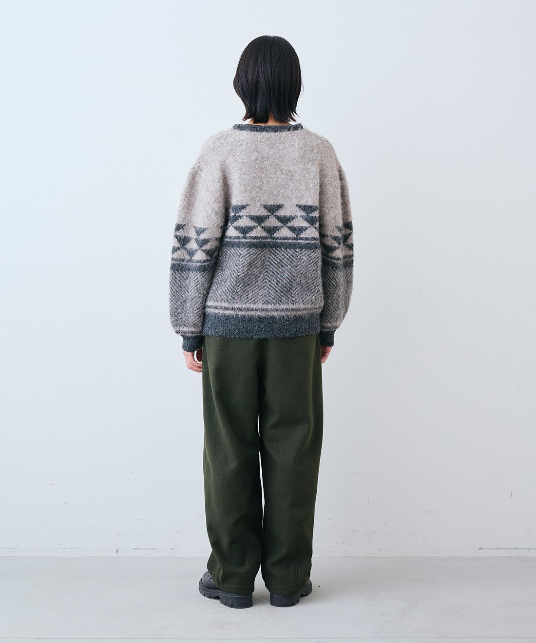 THREE FIFTY STANDARD［スリーフィフティースタンダード］|ふんわりジャカードニットセーター〈ブラウンベージュ〉とミリタリーテイストの起毛タックパンツ〈オリーブグリーン〉のコーディネート