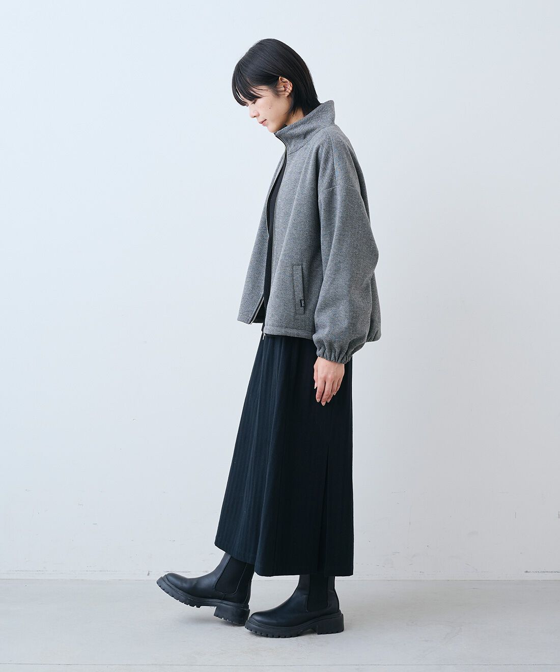 THREE FIFTY STANDARD|ヘリンボーン柄のブルゾン〈グレー〉と小谷実由さんと作ったヘリンボーン スカート〈ブラック〉のコーディネート
