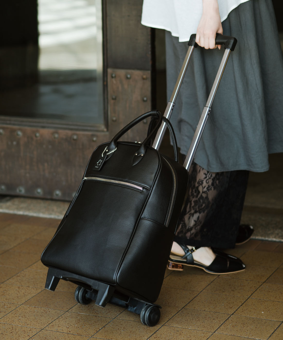 フェリシモギフトショップ|el:ment　旅先でもスマートに荷物の出し入れがしやすい 一体型ボストンキャリーバッグ〈ノアール〉