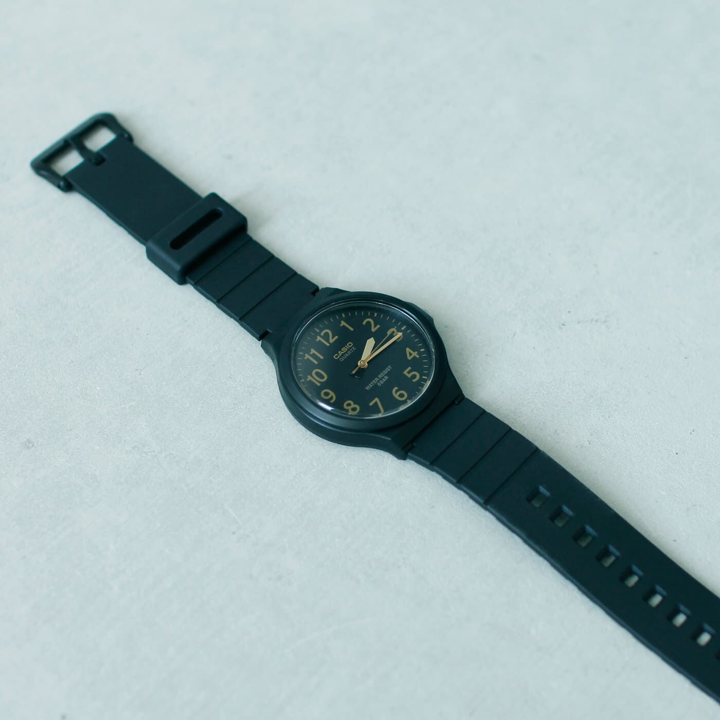 フェリシモギフトショップ|このごろ meets CASIO 推しカシ　しっとりムーンライトボーイ〈MW-240-1B2JH〉|時計機能の平均月差は&plusmn;20秒