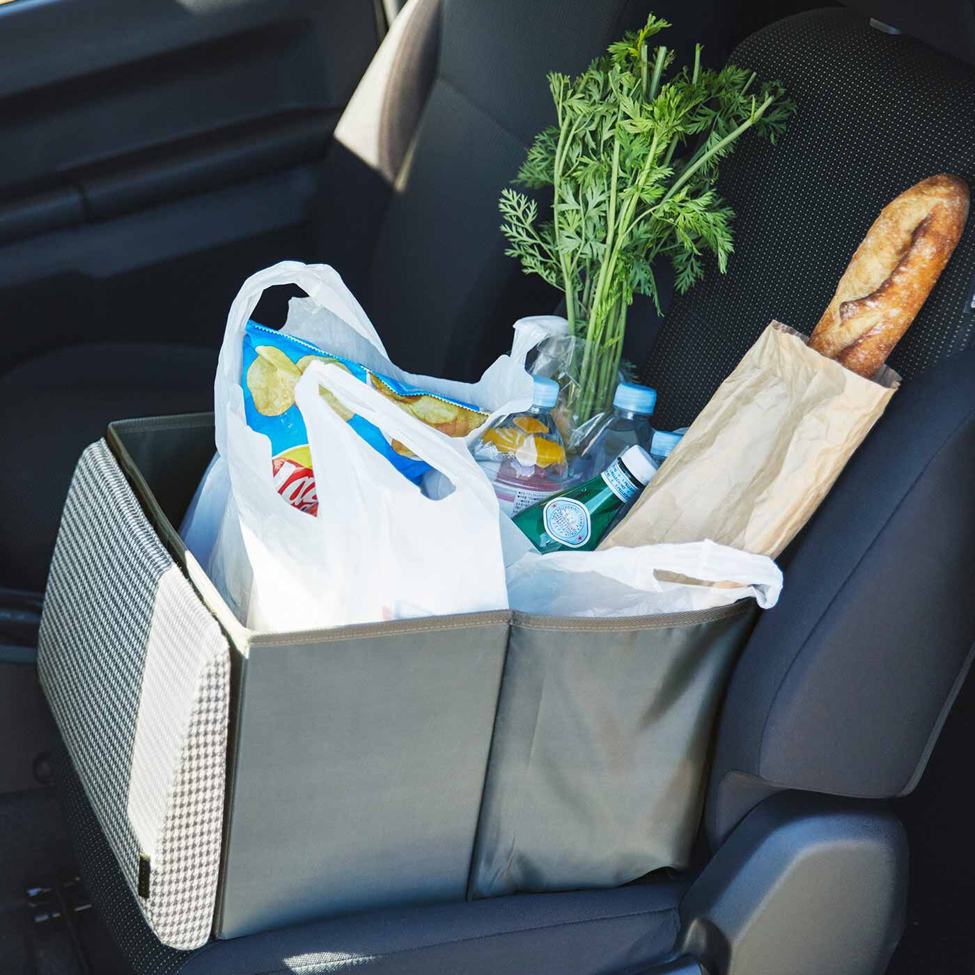 フェリシモギフトショップ|ラミプリュス　背もたれクッションをサッと引くだけ　荷物の転落を防ぐ　助手席にも便利なシートボックス|スーパーのレジ袋がふたつ収まるサイズ感。