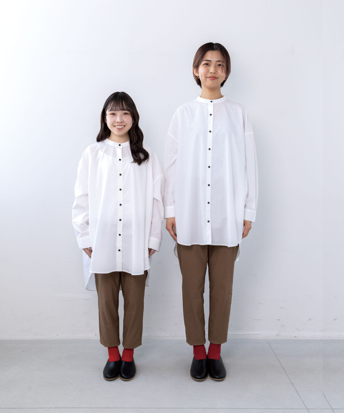Live in  comfort|リブ イン コンフォート　はまじとコラボ カジュアルもきれいめもおまかせ 毎日になじむフラットシューティ〈ブラック 21.5cm/26.5cm〉|左：21.5cm着用、右：26.5cm着用