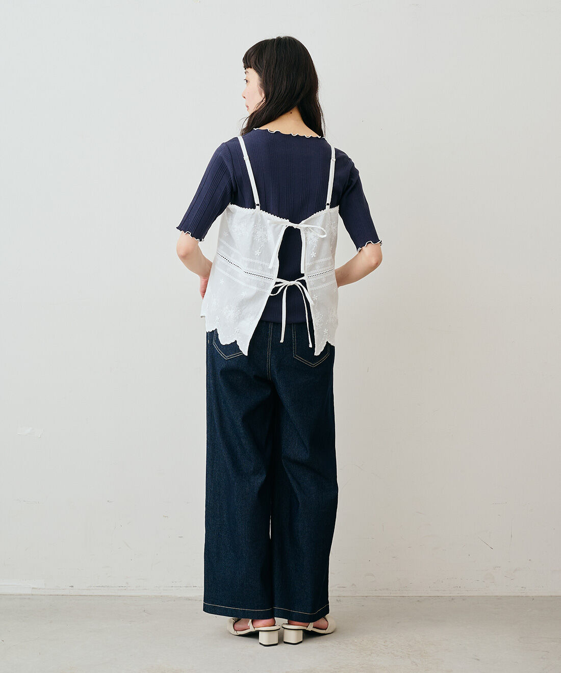 Live in  comfort|リブ イン コンフォート　人気スタイリスト 石上 美津江さんとつくった スカラップレースのキャミソールビスチェ〈オフホワイト〉|モデル身長：162cm　着用サイズ：M