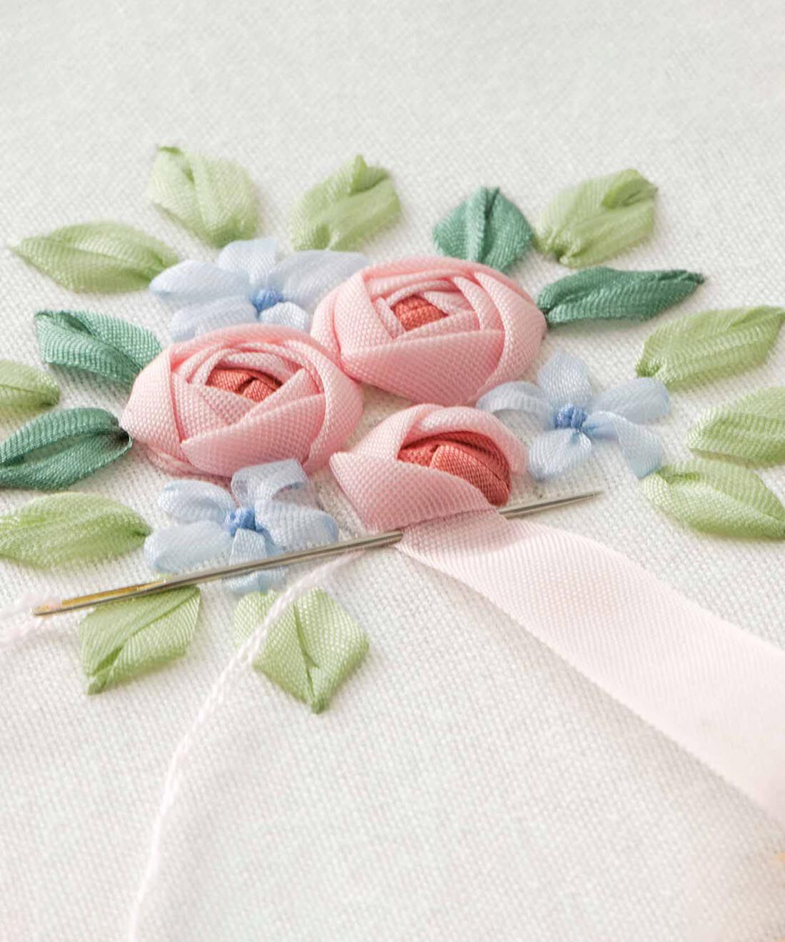 クチュリエ|砂糖菓子のように甘くてかわいい お花のリボン刺しゅうの会|リボンの色を変え、さらに繰り返すと立体的なバラが表現できます。