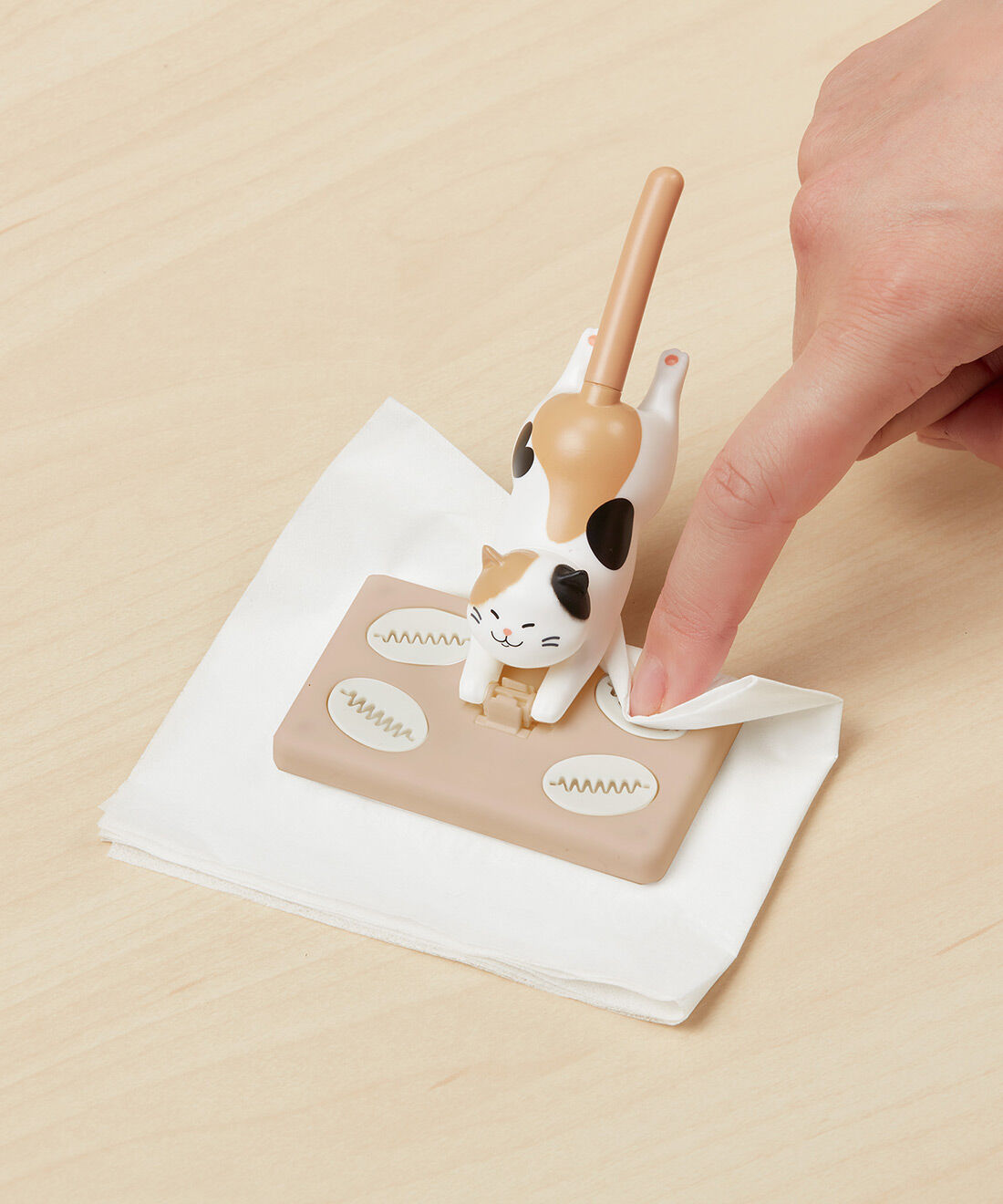 ミニツク|猫の卓上クリーナー　ふきマル〈茶トラ〉|お手持ちのティッシュなどを指で押さえてセットするだけ。　※画像は〈ミケ〉のデザインです。