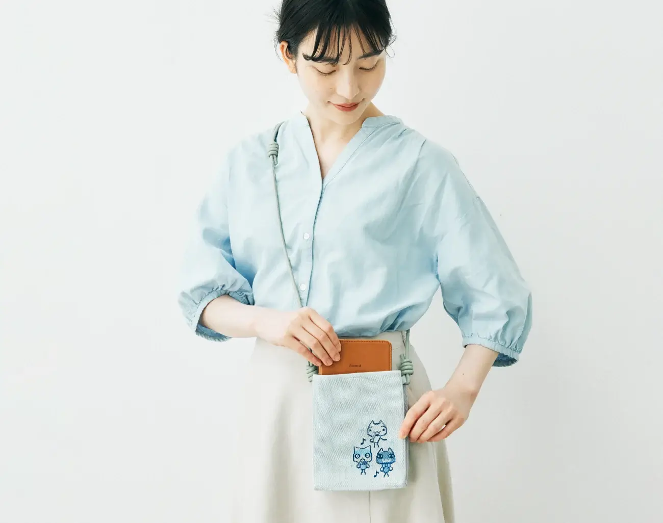 どこでもいっしょ×猫部 トロがひょっこり ニット編みポシェット 1個 &yen;3,629（税込み） 2