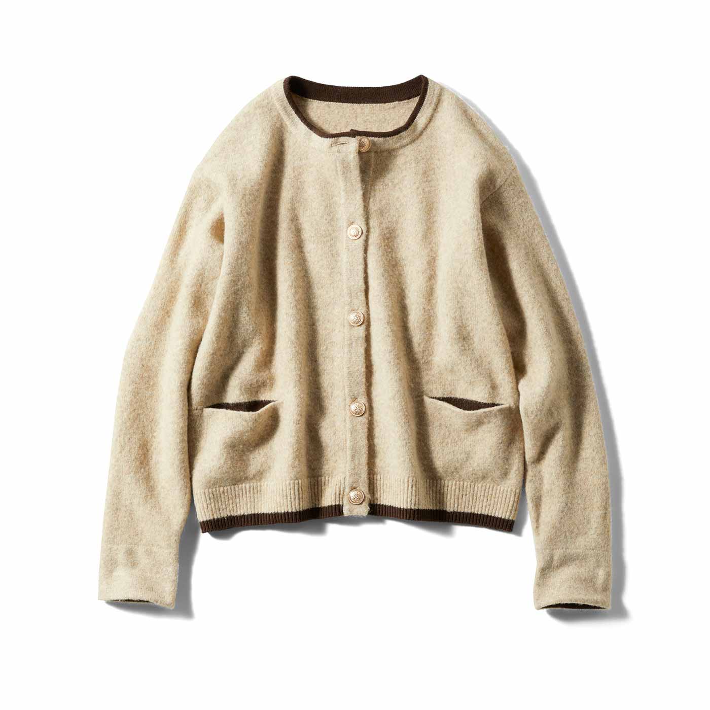 Live in  comfort|金ボタンが品よく映えるニットカーディガン〈ベージュ〉