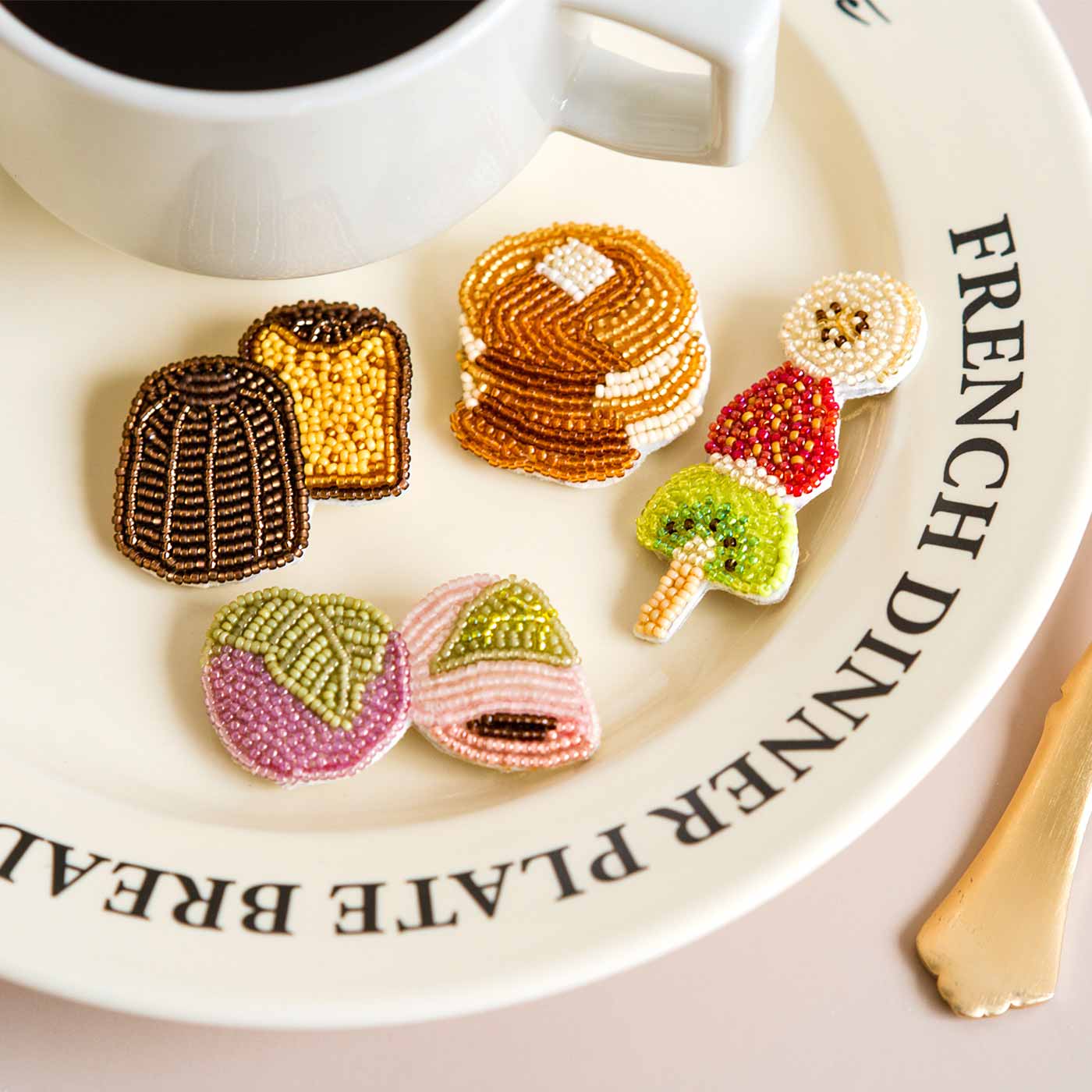 クチュリエ|ビーズで刺しゅうするはらぺこブローチの会〈スイーツ〉